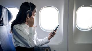 United Airlines въвежда задължителни слушалки за пътници
