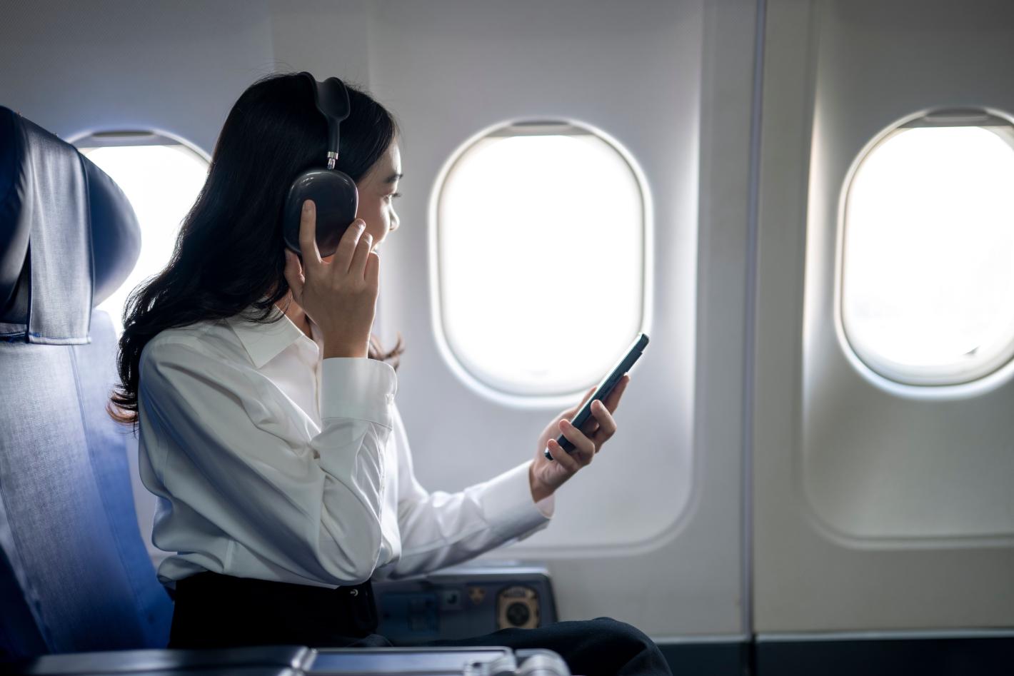 United Airlines въвежда задължителни слушалки за пътници