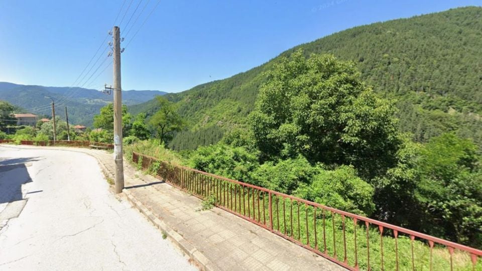 Минерална вода със 76°С блика край родопското село Брезе