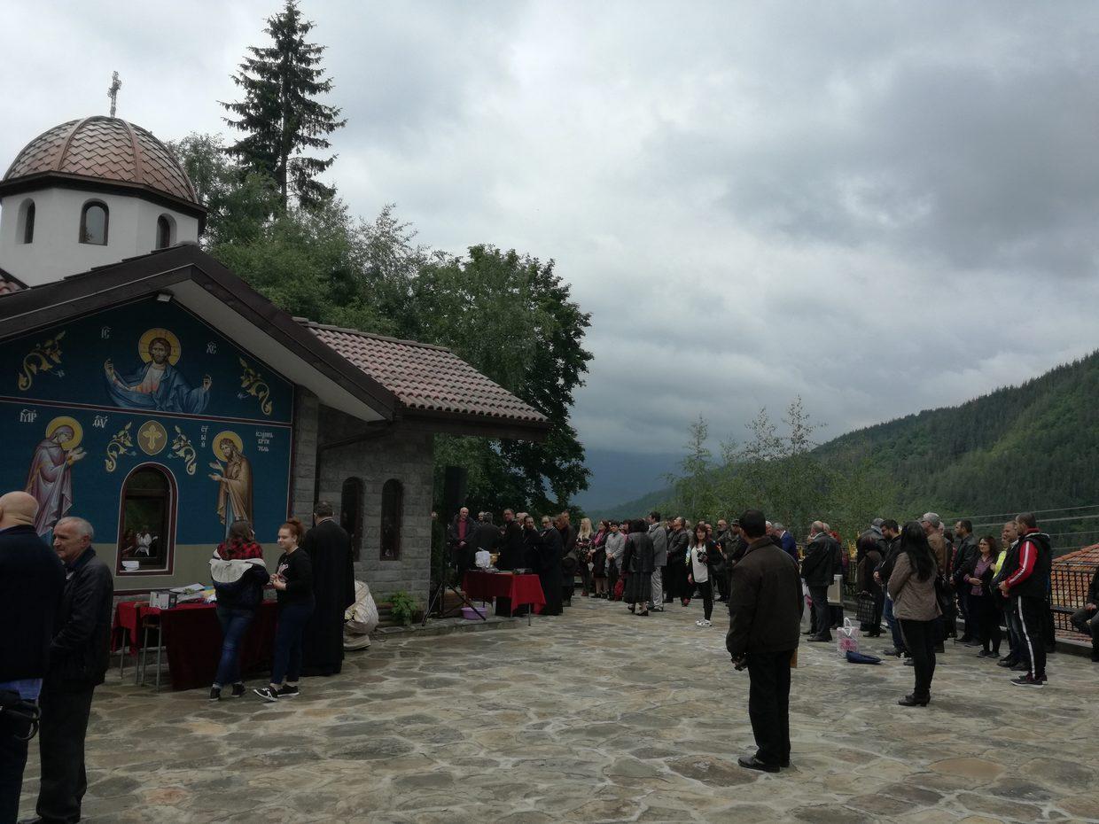 Минерална вода със 76°С блика край родопското село Брезе