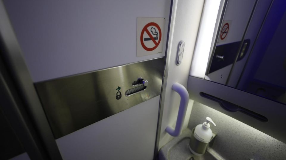 Стюардеса призова пътниците да не правят тази „отвратителна“ грешка в тоалетната
