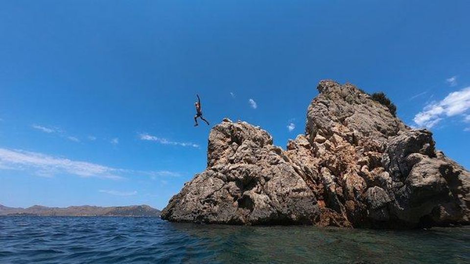 Отдъхващ турист в Европа е в критично състояние след скок във вода