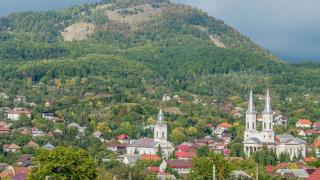 Румънски град, построен в кратер на вулкан - истински съкровища има вътре