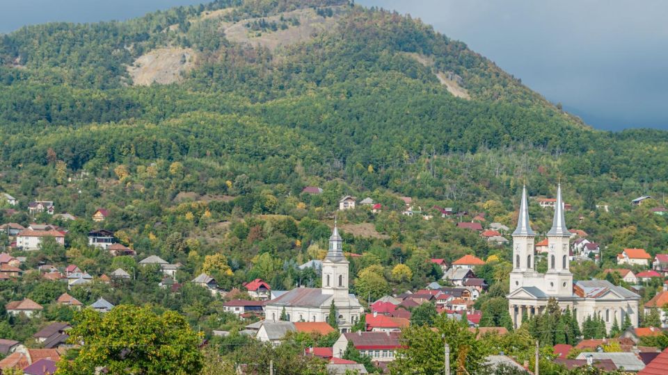 Румънски град, построен в кратер на вулкан - истински съкровища има вътре