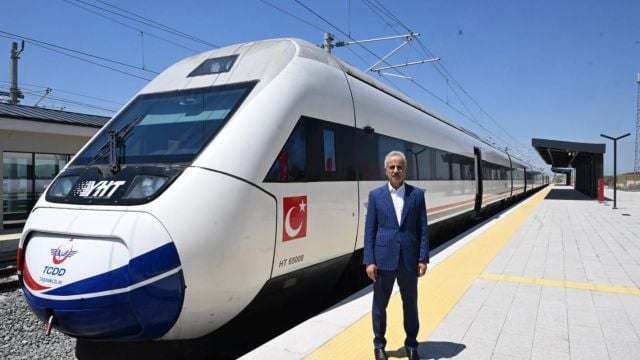 Високоскоростният влак на Турция достига границата с България - кога ще го усетим?