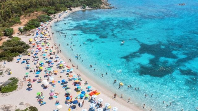 Забраниха чадърите на плажа за хора между 10 и 65 години на популярен европейски остров
