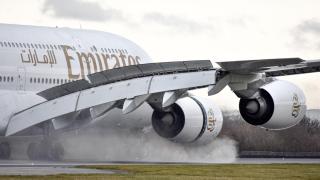 Приземяват гигантите Airbus A380 заради пукнатини в крилата