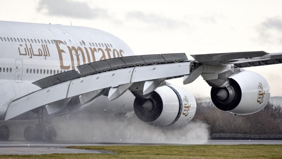 Приземяват гигантите Airbus A380 заради пукнатини в крилата