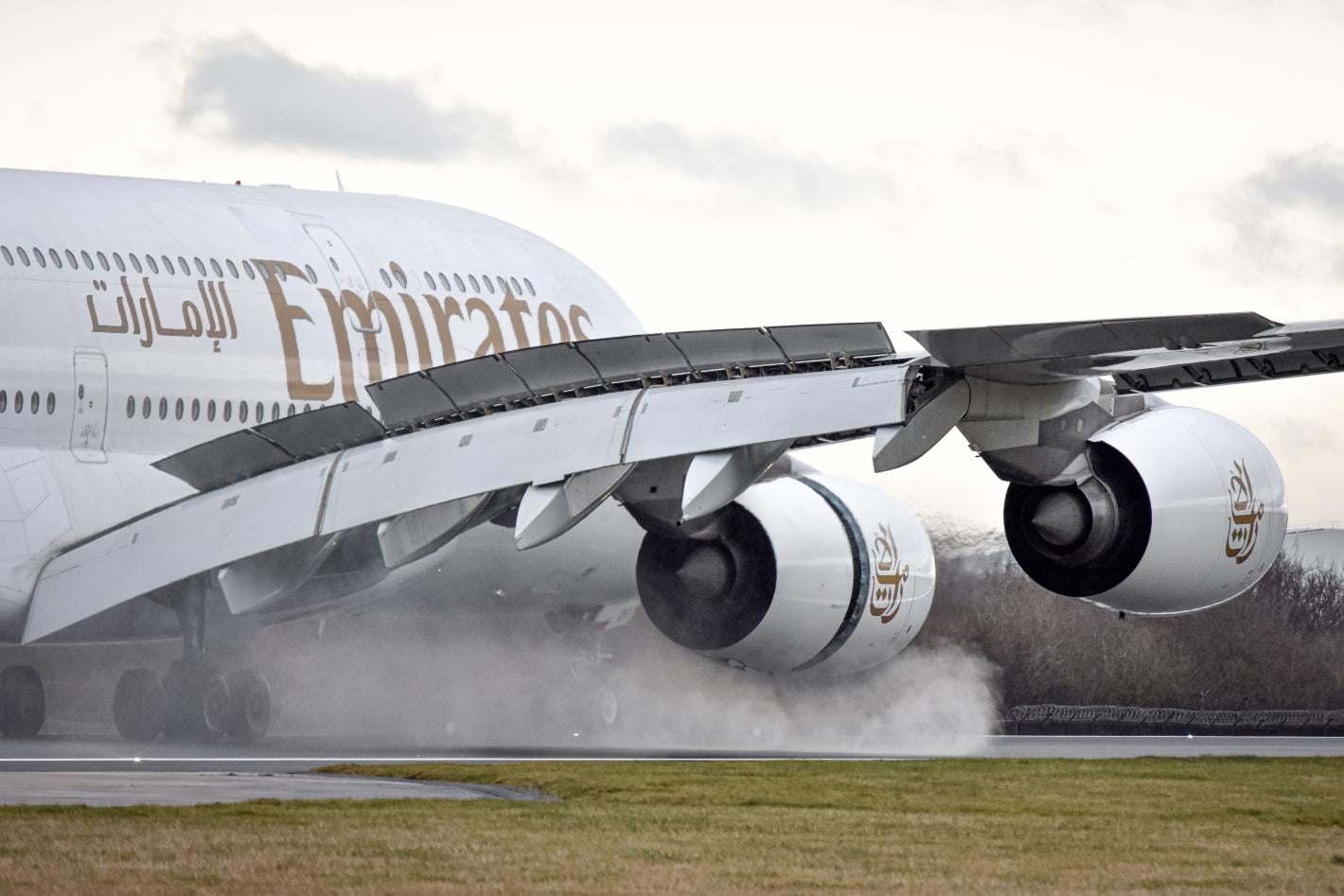 Приземяват гигантите Airbus A380 заради пукнатини в крилата