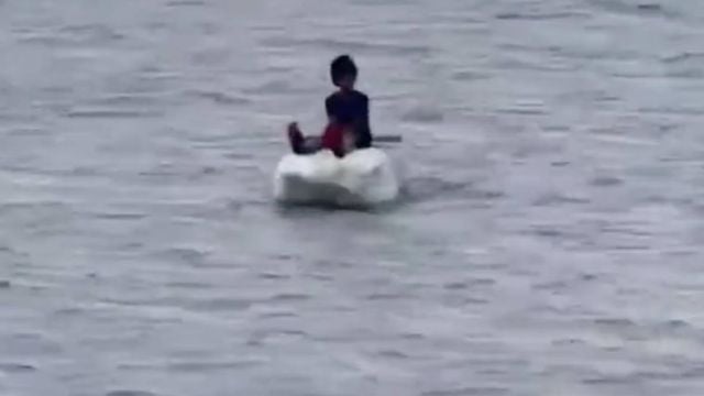 11-годишен ученик вместо на училище отплава в морето върху парче стиропор