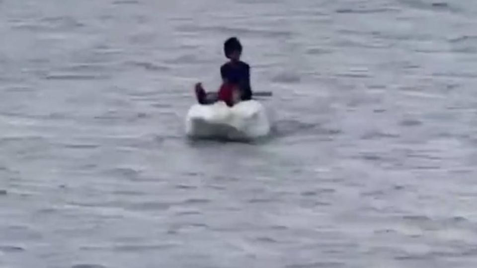 11-годишен ученик вместо на училище отплава в морето върху парче стиропор