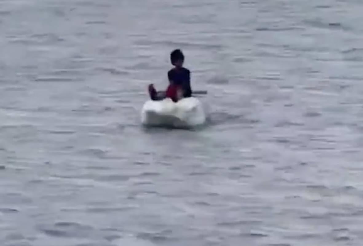 11-годишен ученик вместо на училище отплава в морето върху парче стиропор