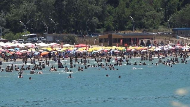 Забраниха къпането на плажове на Черно море, туристи направиха навалица