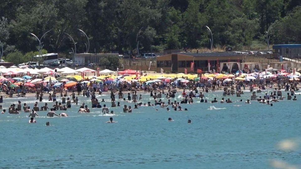 Забраниха къпането на плажове на Черно море, туристи направиха навалица