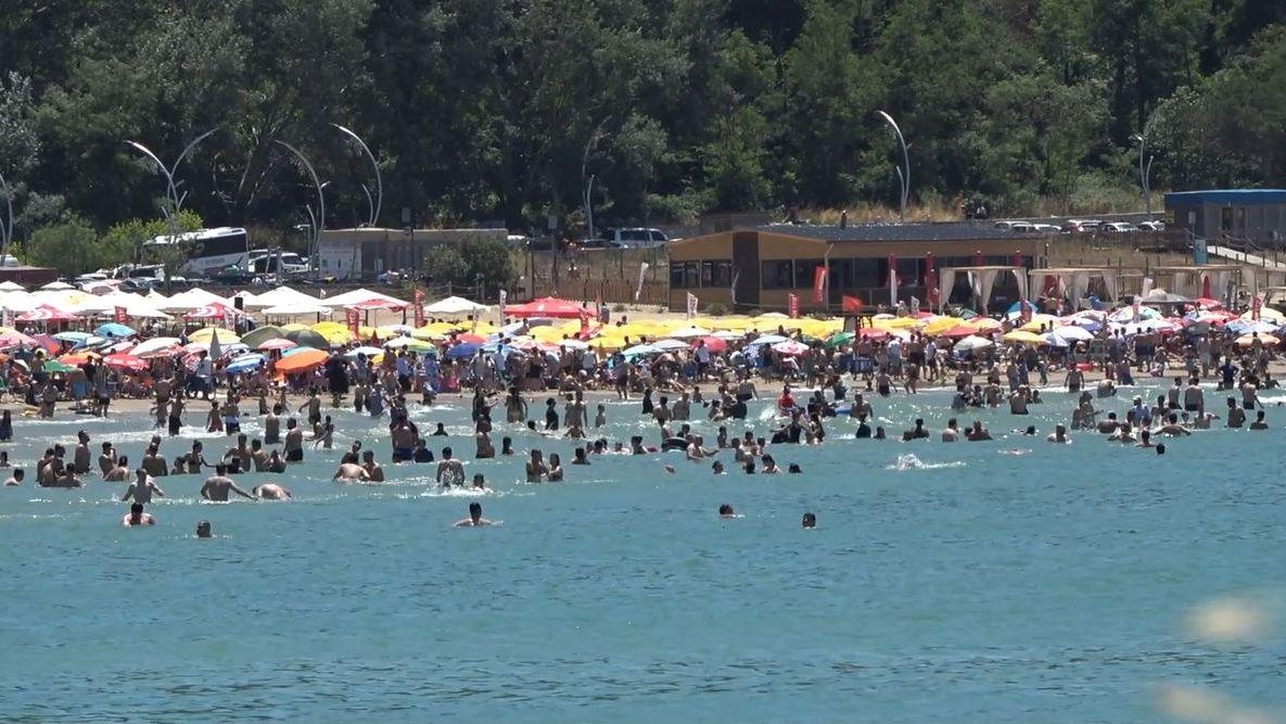 Забраниха къпането на плажове на Черно море, туристи направиха навалица