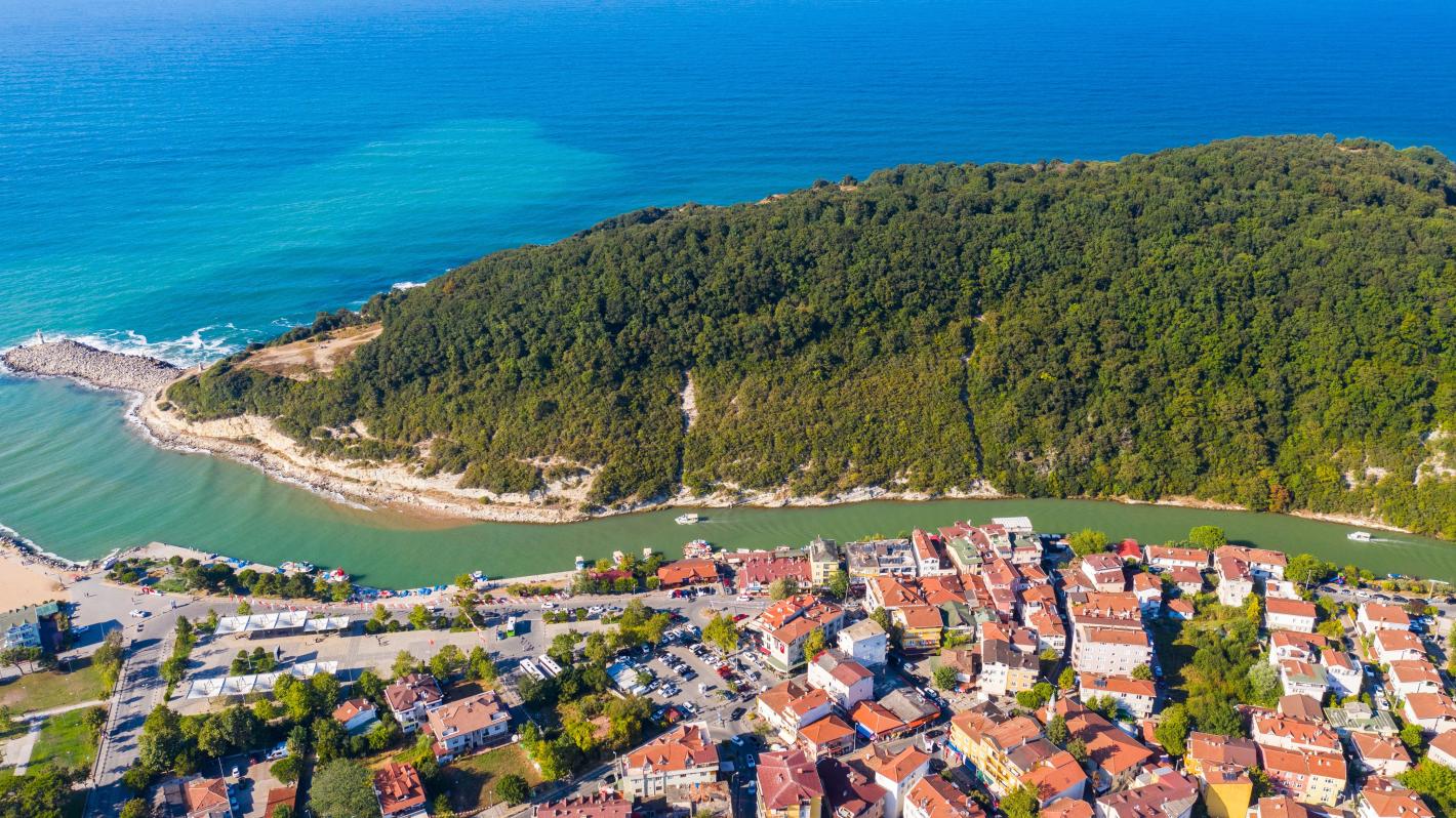 Забраниха къпането на плажове на Черно море, туристи направиха навалица