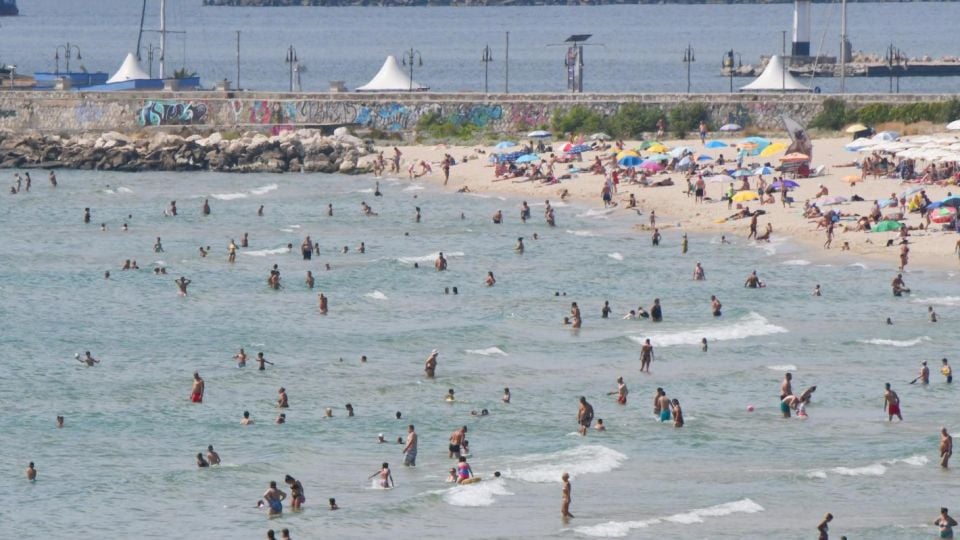 Екоминистърът: Морската вода по Черноморието е чиста, въпреки сигналите за мазутни петна
