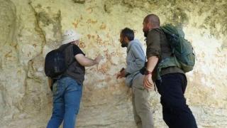 Откриха праисторическа пещера в Турция с близо 100 рисунки на хора и животни Снимки