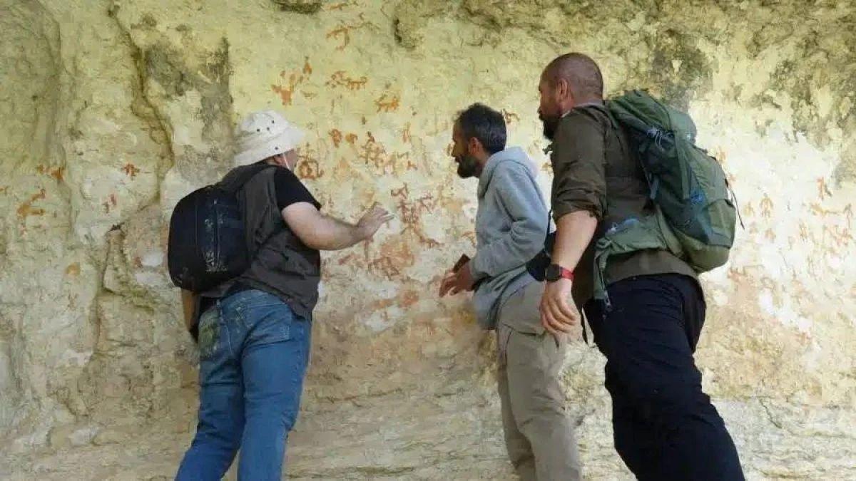 Откриха праисторическа пещера в Турция с близо 100 рисунки на хора и животни Снимки