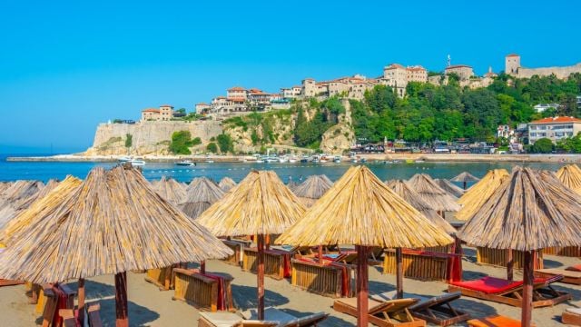 Мария отиде на плаж в Улцин, плати шезлонги по-скъпи от хотелска стая и избяга заради сервитьорка
