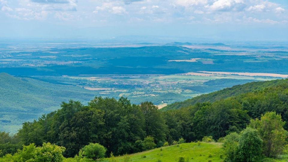 Три хижи в Средна гора пазят домашна храна, уют и красиви гледки