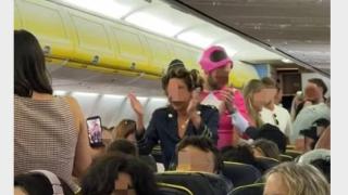 Фалшива стюардеса танцува в самолет и попадна на видео