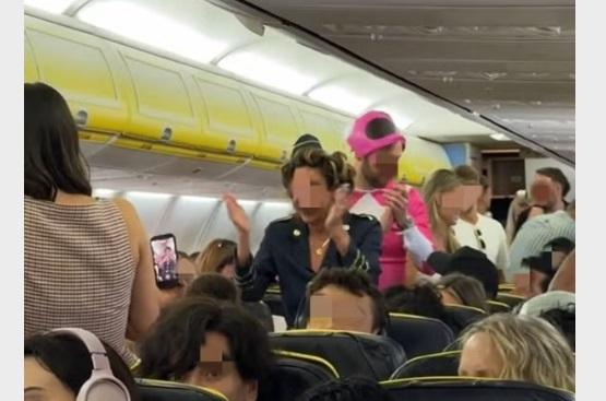 Фалшива стюардеса танцува в самолет и попадна на видео