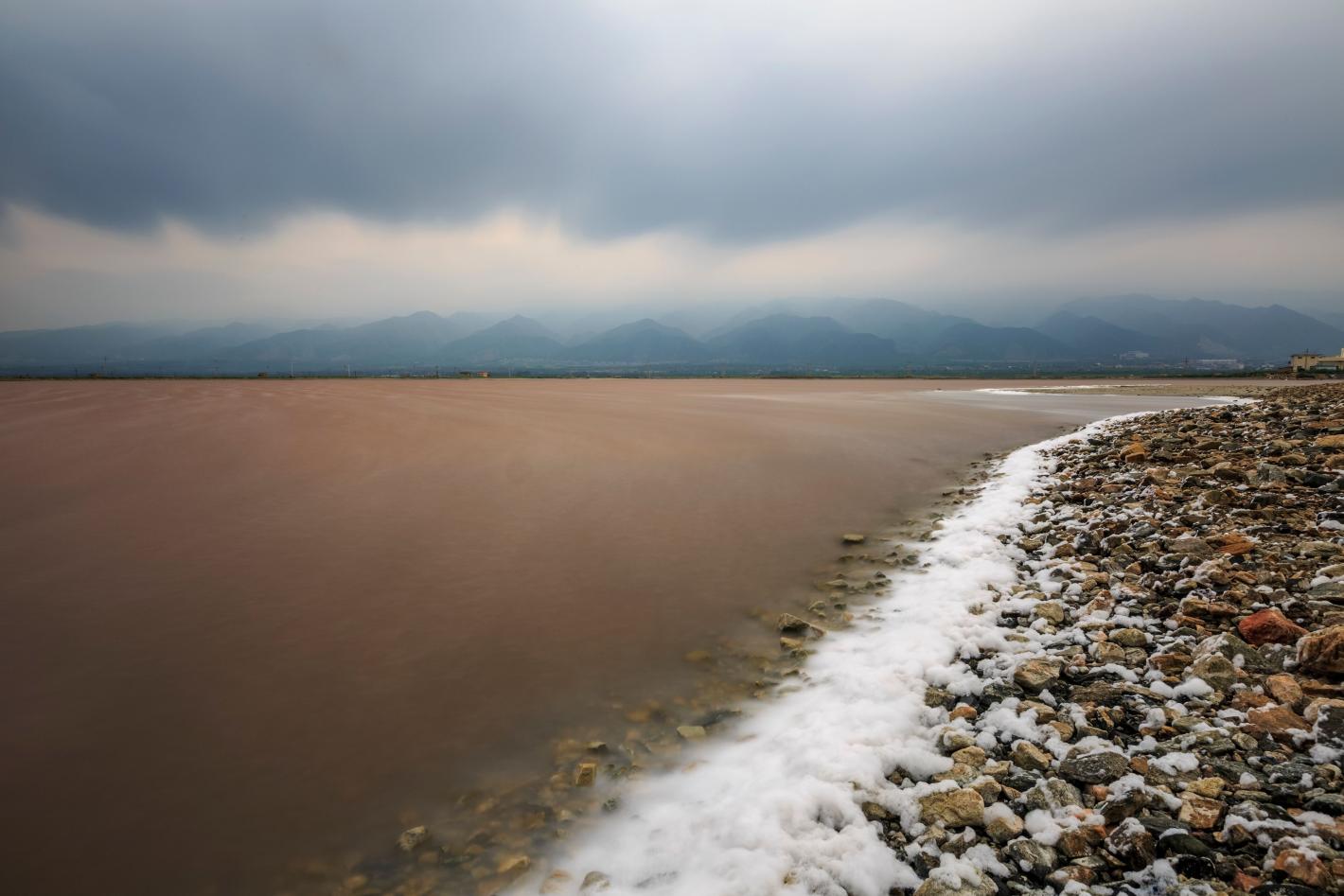 „Мъртвото море на Китай“ омагьосва с невероятните си цветове