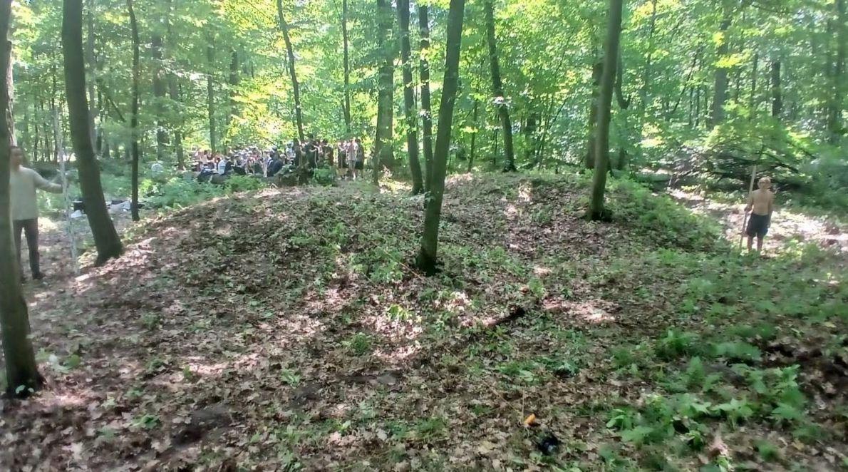 Археолози откриха гробове от XII век и ценни бижута край Киев Снимки