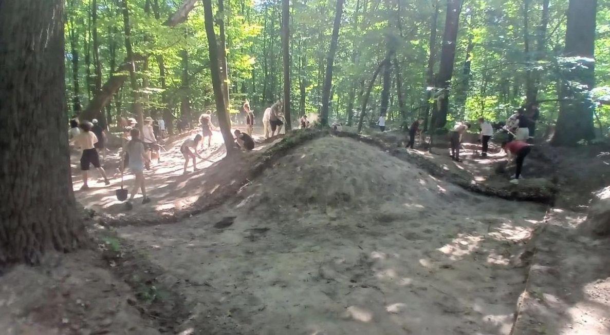Археолози откриха гробове от XII век и ценни бижута край Киев Снимки