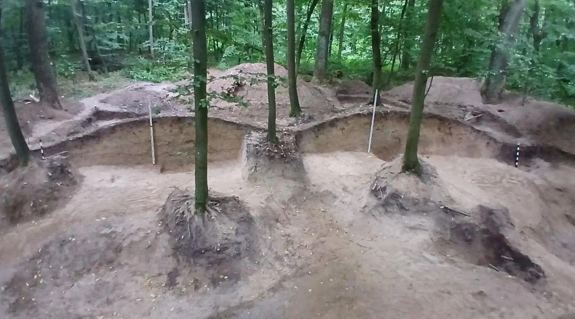 Археолози откриха гробове от XII век и ценни бижута край Киев Снимки