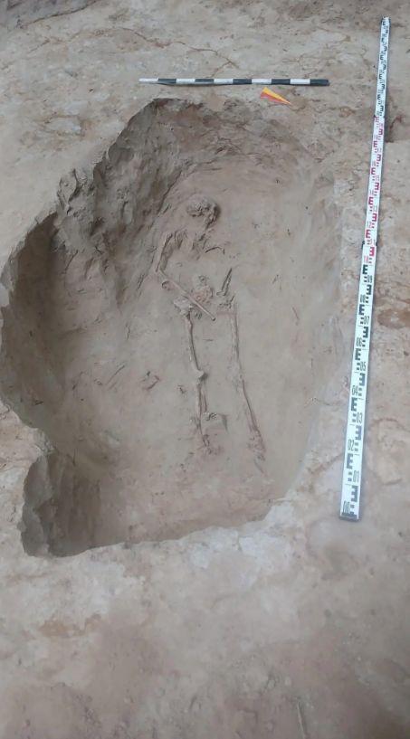 Археолози откриха гробове от XII век и ценни бижута край Киев Снимки