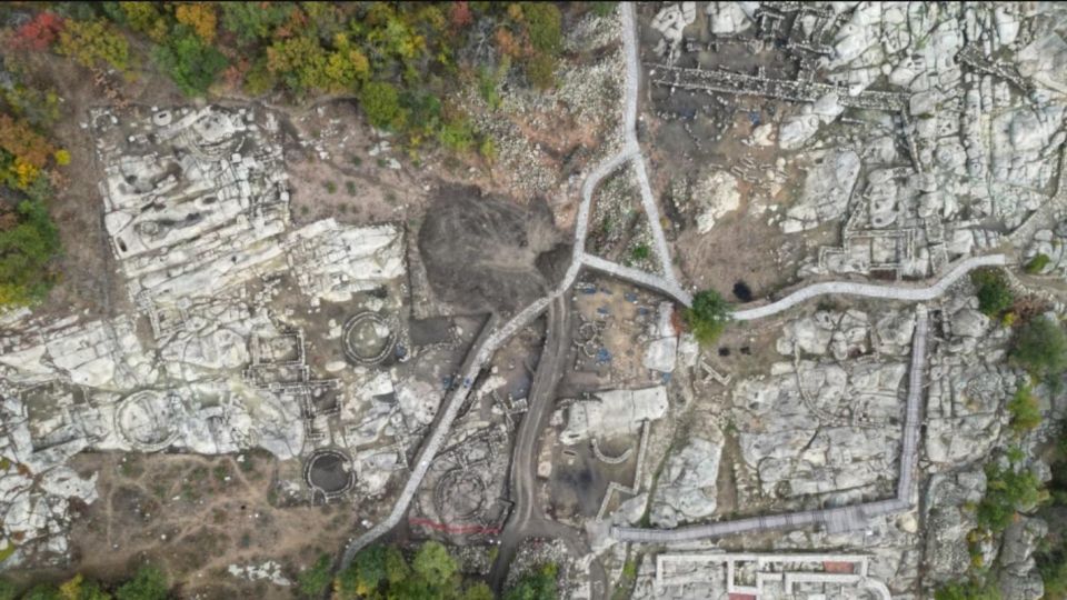Нова находка на Перперикон: Археолози откриха погребален мемориал с мавзолей на богат гражданин от късноримската епоха