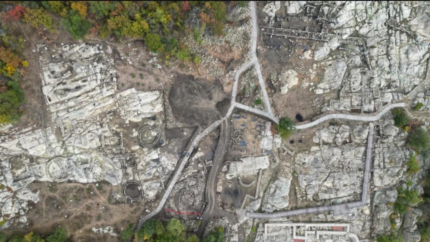 Нова находка на Перперикон: Археолози откриха погребален мемориал с мавзолей на богат гражданин от късноримската епоха