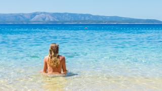 Съд в Сплит глоби туристка 700 евро за къпане топлес и разходки гола на терасата