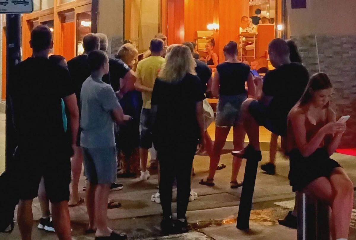 Туристите се редят на опашка пред ресторант в Несебър заради ниските цени на храната Снимки