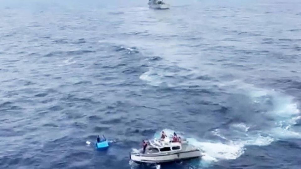Двама рибари оцеляха 5 дни в открития океан, след като корабът им потъна