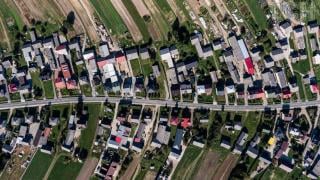 "Малката Тоскана", в която 5300 души живеят покрай една улица, дълга 9 километра