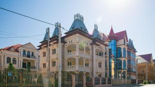 Това е най-богатото ромско село: Всяка къща е дворец, но от количеството кич те болят очите