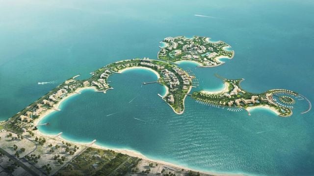 Затварят плажове в O.А.Е. заради петролно замърсяване