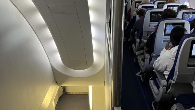 Lufthansa премести тоалетните в товарното отделение на самолета: какъв проблем реши това