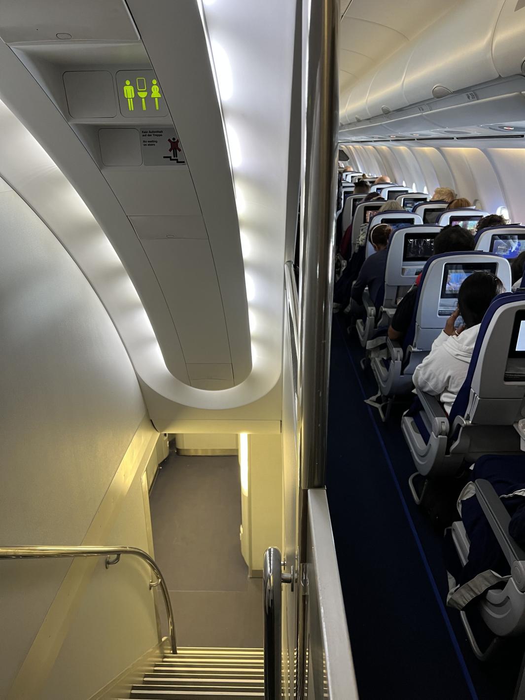 Lufthansa премести тоалетните в товарното отделение на самолета: какъв проблем реши това