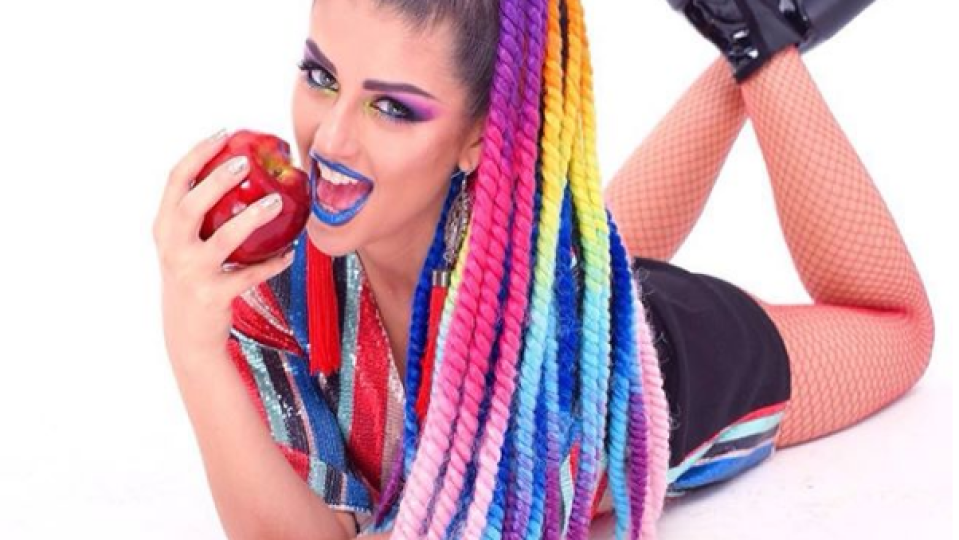 Наша поп звезда захвърли дрехи и задръжки (СНИМКИ И ВИДЕО)