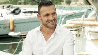 Александър Сано засечен с пачка пари и нова електрическа кола за 100 000 лв. ПАПАРАШКИ СНИМКИ