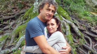 Двама любими актьори без малко да се споминат при рисково пресичане....