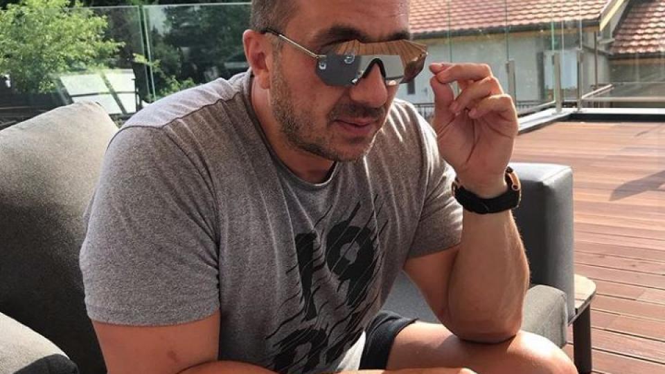 Константин се показа гол и втрещи с това, което направи на снега СНИМКИ 18+