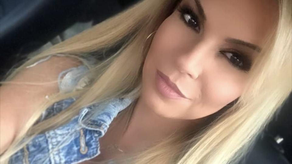 Жената на Крум Савов прикова вниманието със секси КАДРИ 18+ край басейна