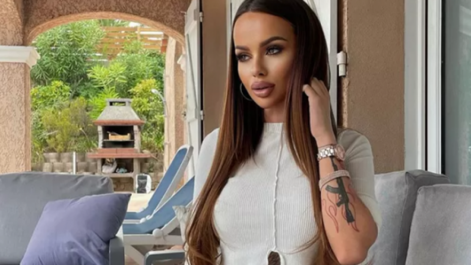 Сузанита разпали мрежата с разголено фото, показа си гърдите