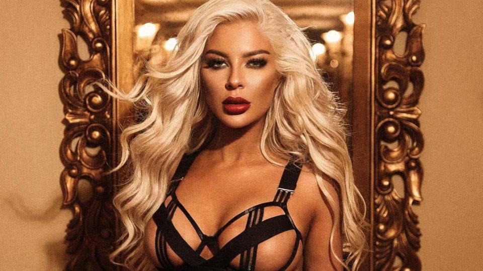 Андреа се пусна гола на СНИМКИ 18+, разчекна се в сауната