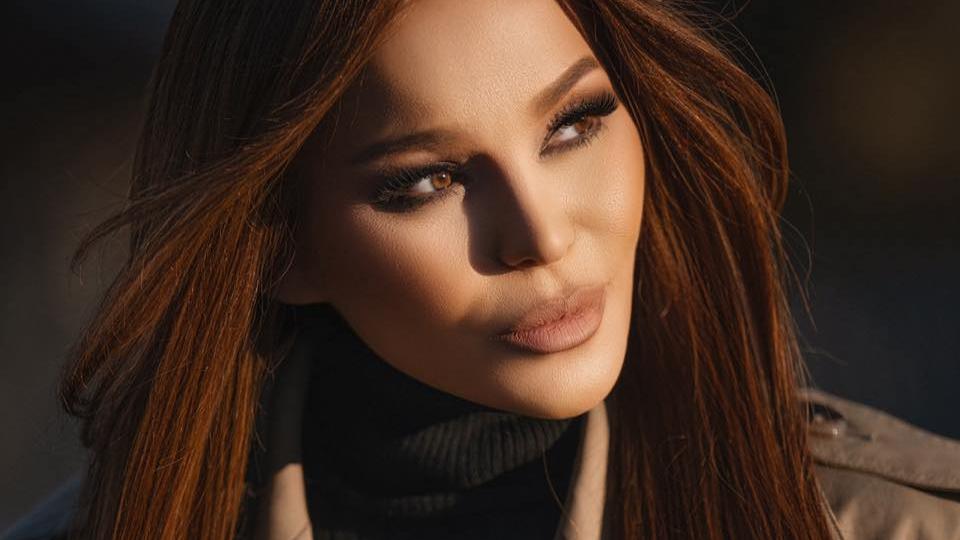 Гърдите ѝ тежат – Деси Слава подготвя операция за намаляване на бюста